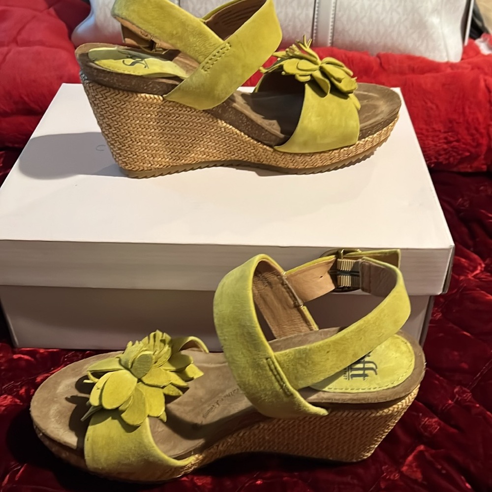 Softt Women's Cali Wedge Floral Sandal in Citrus Green Sz 8